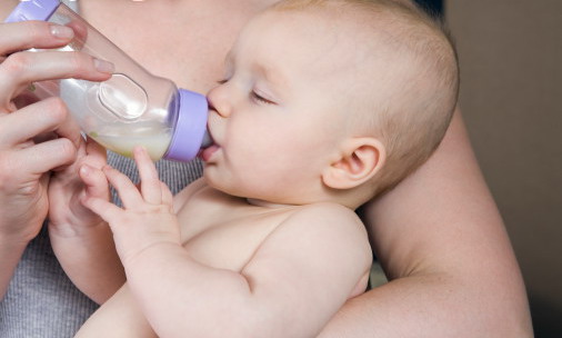 新生儿每天需要喝多少配方奶